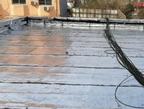 咸宁卫生间漏水维修公司分享下咸宁屋面楼顶防水刚性防水层施工要点。